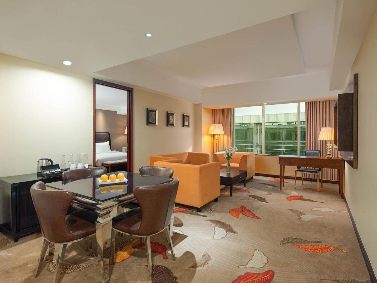 The Alana Yogyakarta Hotel And Convention Center Слеман Екстериор снимка
