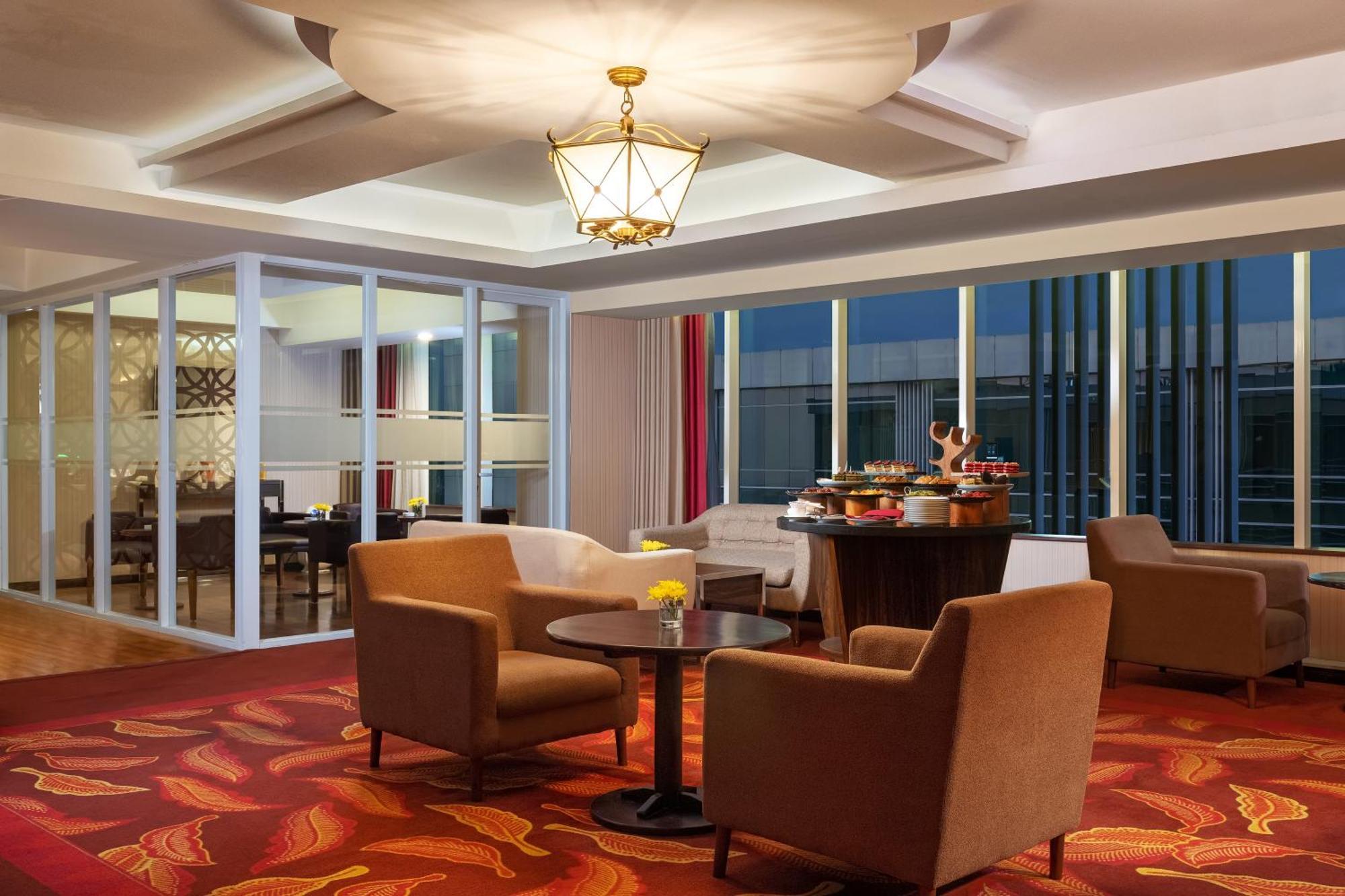The Alana Yogyakarta Hotel And Convention Center Слеман Екстериор снимка